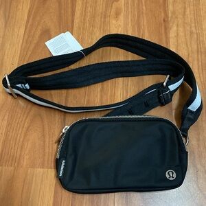 ❤️ Lululemon Everywhere Crossbody Bag Black and White NWT